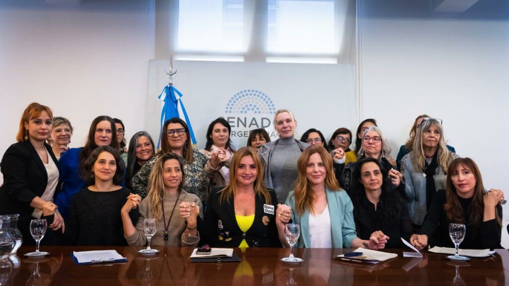 El colectivo Periodistas Argentinas denunció este martes públicamente al periodista Pedro Brieger por 19 situaciones de acoso sexual, la mayoría de ellas en contexto laboral, académico o ambos, y reclamó por normativas que traten esta temática específica en la Argentina. El acoso sexual laboral está signado por el abuso de poder por lo que tiene aristas específicas que merecen ser revisadas en el marco legal que corresponda.
