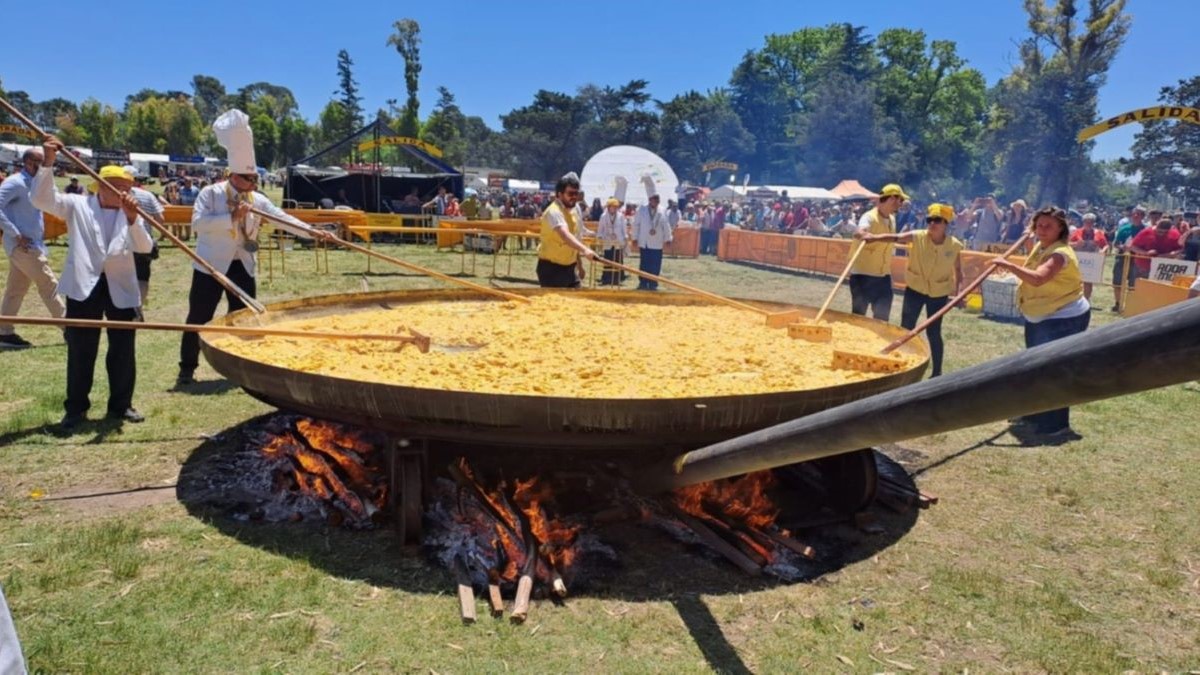 Fiesta de la Omelette Gigante de Pigüé: 25.000 huevos por los 25 años