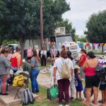 Jornada solidaria en Los Toldos: el Roperito Comunitario “Marcela Novillo” visitó la plaza del B° Juan Domingo Perón